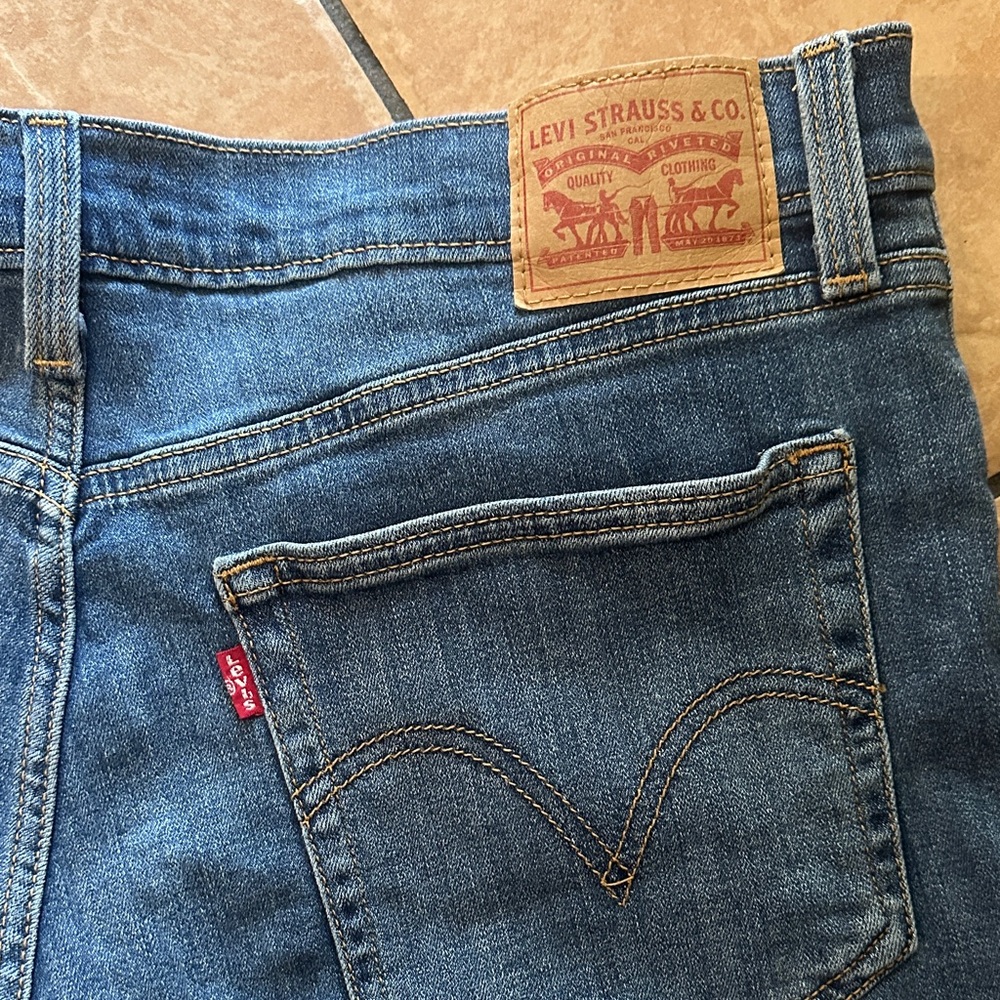 Classic Blue Denim Cutoff Women's Shorts Levi’s - Picture 5 of 6